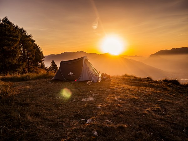 Quels sont les meilleurs conseils pour un camping en région tropicale durant la saison des pluies?